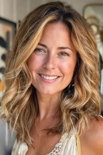 Try on this chic medium-length wavy hairstyle featuring blended highlights for a vibrant look. Perfect for any face shape, adding softness and texture.