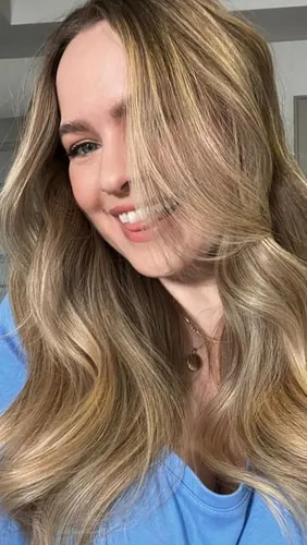 try on a subtle wavy hairstyle with blonde highlights, ideal for adding volume and a soft, feminine touch