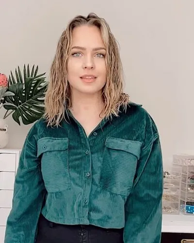 Try on a wet-look, shoulder-length hairstyle which appears casual and stylish.