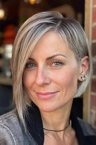 try on short bob hairstyle with blonde highlights