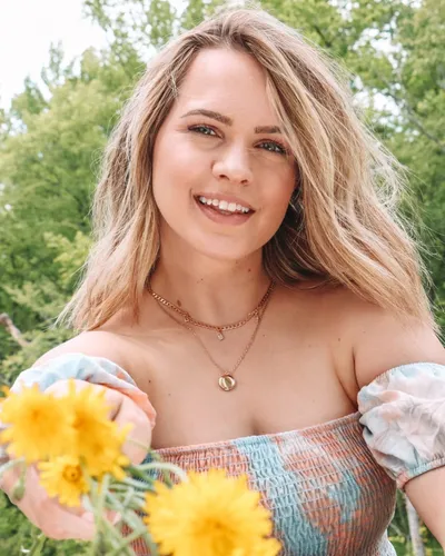 Try on this relaxed medium-length wavy hairstyle perfect for a casual outdoor setting.