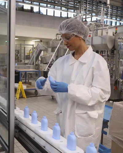 Try on a practical hairnet hairstyle suitable for cleanroom environments. The person is wearing a hairnet, demonstrating its use in a workplace setting where hygiene and safety are paramount.