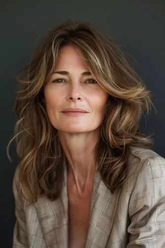 Try on this textured medium-length wavy hairstyle for a dynamic and voluminous appearance.