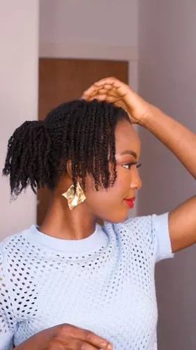 Try on this elegant twist out hairstyle, ideal for an attractive and managed look.