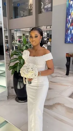 Try on this sleek hairstyle, featuring short and straight hair, perfect for elegant occasions. The hairstyle embodies a clean and polished look, complementing a formal outfit.