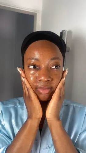 Try on this simple yet elegant hairstyle complemented by a sleek headband. The hairstyle under the headband seems smoothly pulled back, offering a neat and tidy appearance. Perfect for those who prefer understated yet stylish hair management.