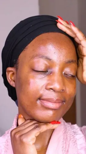 Try on a simple and elegant black headwrap hairstyle, suitable for daily wear or special occasions.