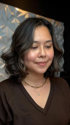 Try on this wavy, medium-length hairstyle for a chic and stylish appearance.