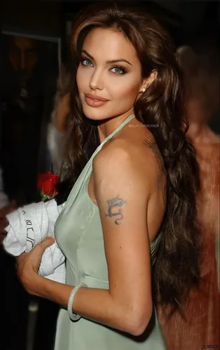 Try on this long wavy hairstyle for a glamorous look