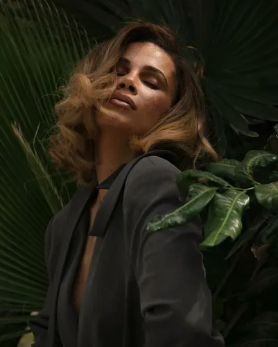 Try on this effortlessly chic medium-length wavy hairstyle, ideal for adding a touch of elegance to your look.