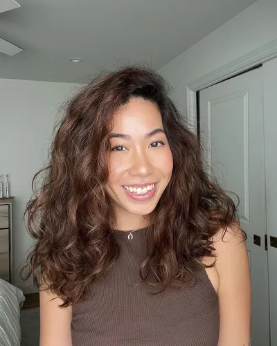 Try on a voluminous wavy hairstyle