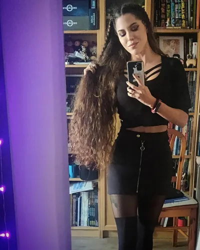 Try on a long wavy hairstyle in this selfie.