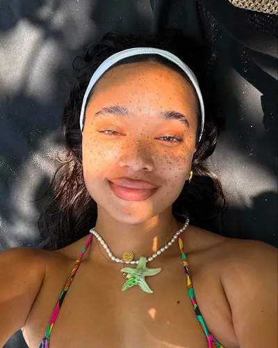 Try on a relaxed, curly hairstyle loosely held by a white headband, ideal for summer days.