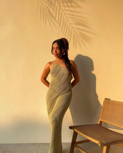 Try on this elegant half-updo hairstyle, with strands gracefully falling around the face, complemented by a casual chic ambiance.