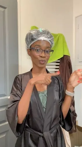 Try on covered hairstyle, the person's hair is wrapped in a shower cap.