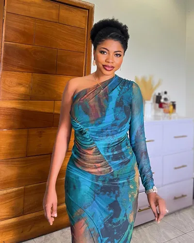 try on this elegant afro hairstyle