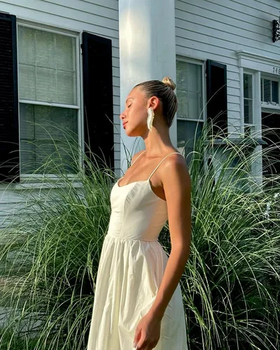 Try on this sleek bun hairstyle, ideal for a chic and tidy look.