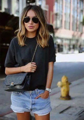 Try on this chic ombre hairstyle, where the hair beautifully transitions from a darker shade at the roots to a lighter shade at the tips, complementing a casual street style look.