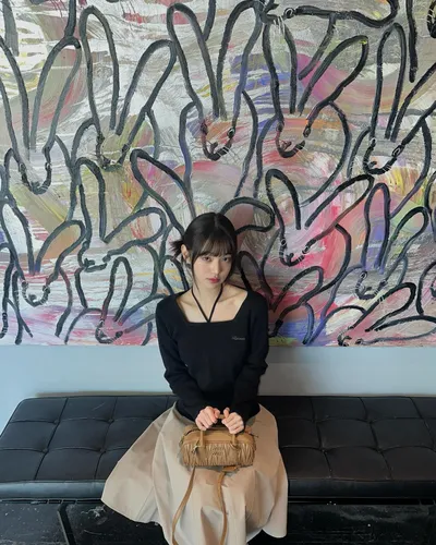 try on straight hairstyle, neatly trimmed with bangs slightly covering the forehead