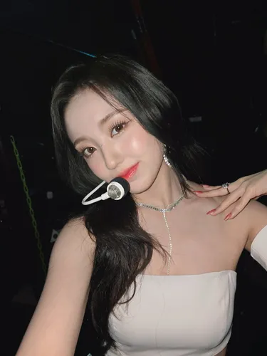 Try on this glamorous hairstyle featuring long, wavy black tresses that elegantly cascade down her shoulders, adding a touch of sophistication and style.