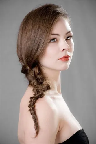 Try on this elegant side braid hairstyle, featuring a neatly woven braid along one side, providing a sophisticated and graceful appearance.