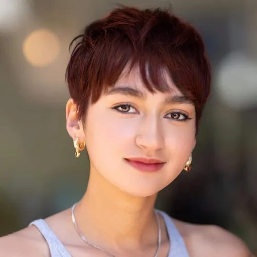 Try on this stylish short red hairstyle that frames the face elegantly, enhancing a fresh and modern look.