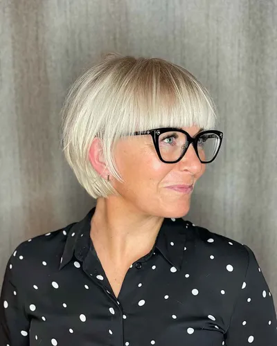 Try on this stylish bob hairstyle with straight bangs that gracefully frame the face, providing a chic and modern appearance.