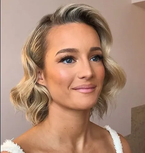 Try on this chic short wavy hairstyle.